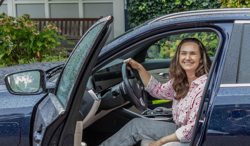 Vrouw zit in een auto